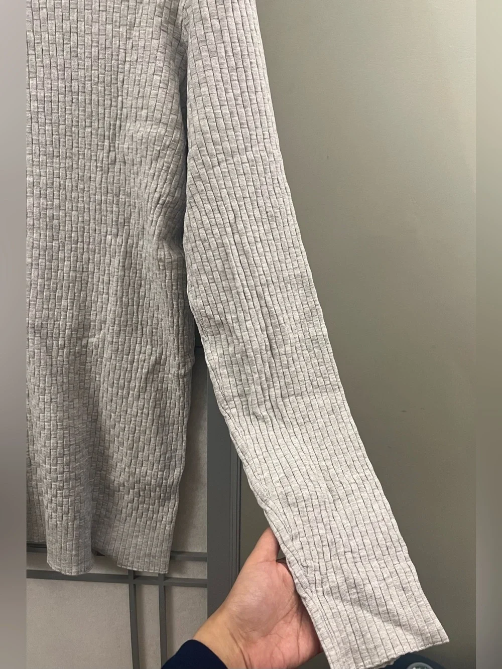 NWT Kenneth Cole Gray Long Sleeve V-Neck Sweater Thin Men’s Size Medium Slim Fit